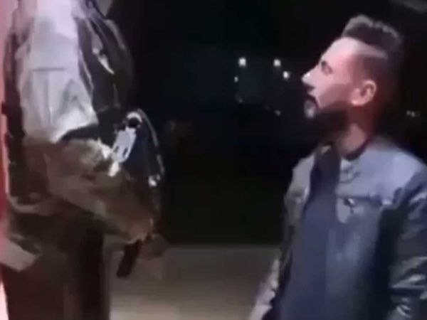 Suriyeli göçmenin yaptıkları sosyal medyada büyük tepki topladı: Şehit Ömer Halisdemir'in heykeliyle dalga geçti!