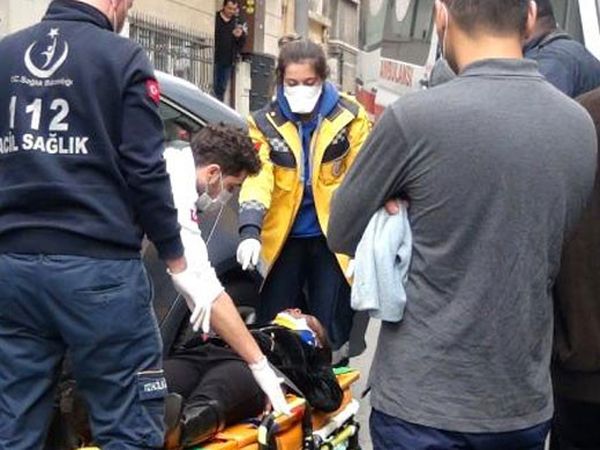 Sürücü Fren Yerine Gaza Basınca Bastonlu Adam Dehşeti Yaşadı