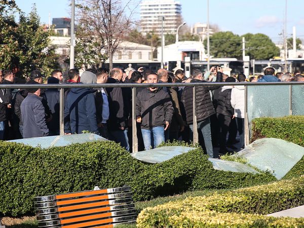 Taksicilerden İBB binasına taşlı saldırı