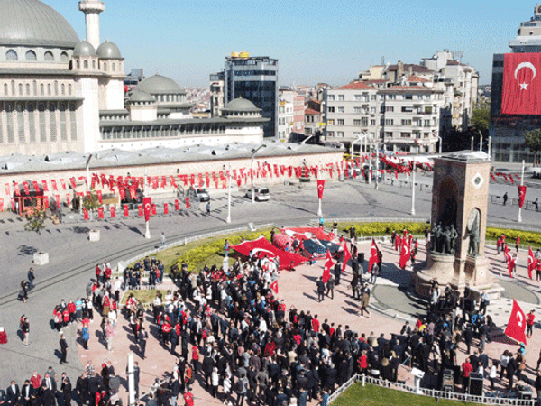 Taksim Meydanı'nda 19 Mayıs Töreni Düzenlendi