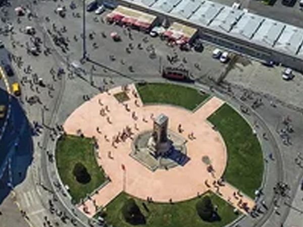 Taksim Meydanı'nda Bir Grup Gen Dans Gösterisi Yaptı