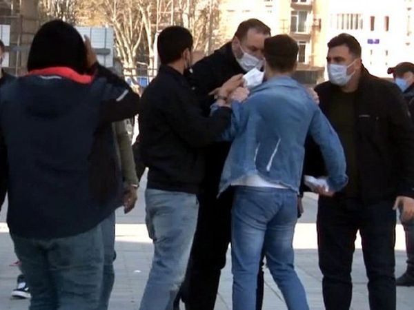 Taksim'de Zabıta Seyyar Satıcıya Tokat Attı