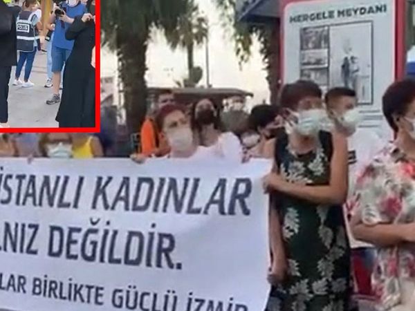 Taliban'ı protesto etmek amacıyla İzmir'de bir grup kadın meydanda soyundu