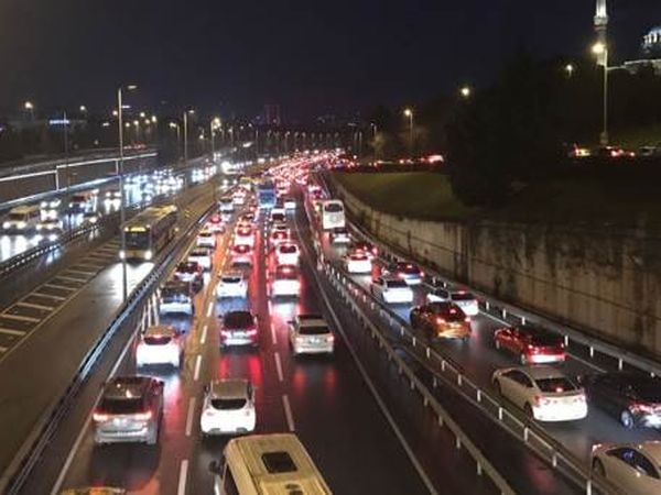 Kısıtlamaların Ardından İstanbul'da Trafik Yoğunluğu