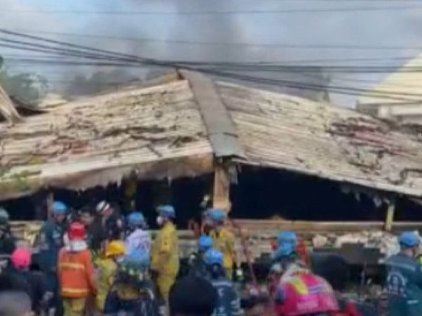 Tayland'da Yanan 5 Katlı Bina Çöktü