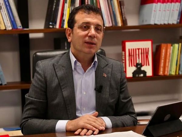 Taziye ziyaretinde Kur’an okuyan Ekrem İmamoğlu sosyal medyanın diline düştü