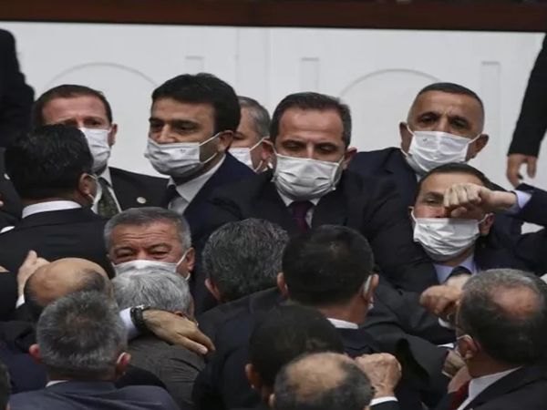 TBMM'de Bütçe Görüşmeleri Sırasında Çıkan Tartışma Yumruklu Kavgaya Dönüştü