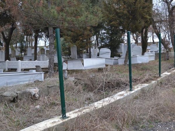 Tekirdağ'da buda oldu... Mezarlık demirlerini çaldılar!