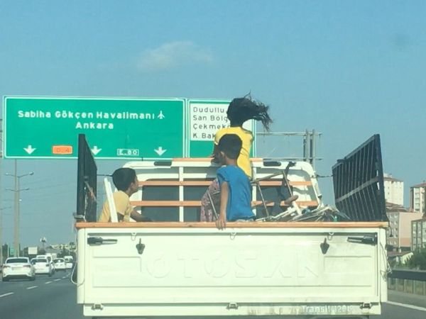 TEM Otoyolunda Tehlikeye Yolculuk! Kamyonet Kasasındaki Çocuklar Tedirgin Anlar Yaşattı