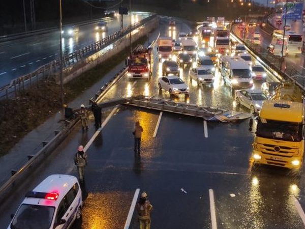 TEM Otoyolu'nda Yol Tabelası Devrildi