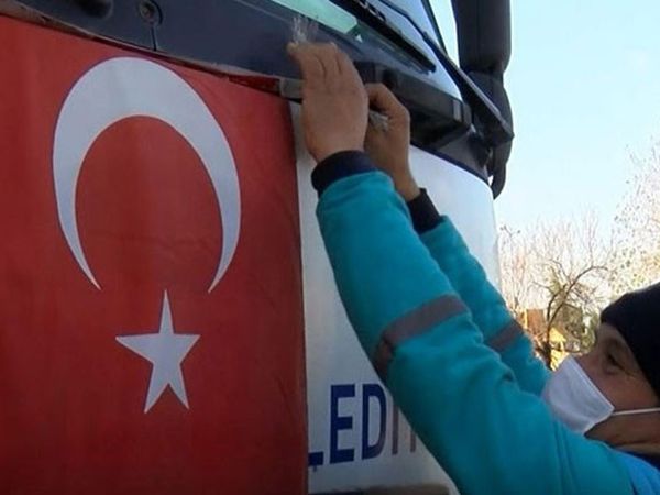 Temizlik İşçisi Türk Bayrağına Sahip Çıktı