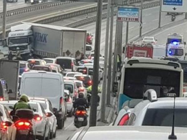 Tır Metrobüs Yoluna Girdi!