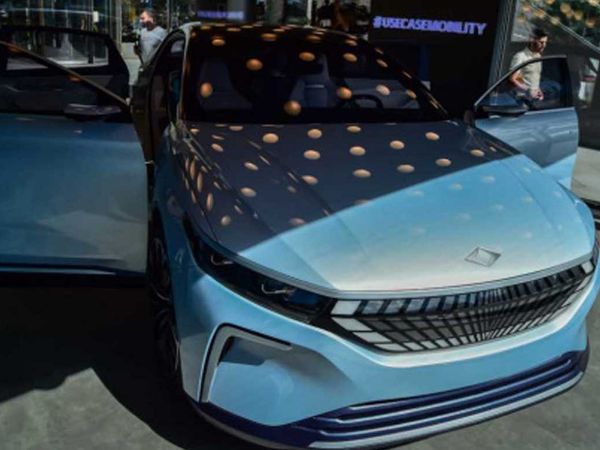 TOGG, görücüye çıktı! Sedan modeli görenleri mest ediyor