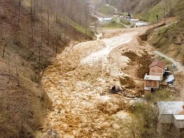 Trabzon'da korkutan heyelan olayı: Evler ve okul toprak altında kaldı!