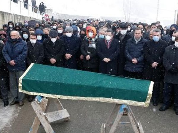 Trabzonlu Ünlü Müzisyen Sait Uçar'ın Cenazesinde Büyük İhmal! Tabutun Konulduğu Tahta Sehpa Tepki Çekti