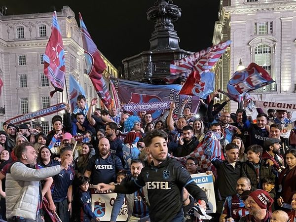 Trabzonspor'un Süper Lig şampiyonluğu dünyanın dört bir yanında büyük bir coşkuyla kutlanıyor!