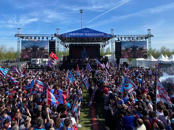 Trabzonspor'un Süper Lig şampiyonluğu İstanbul'da büyük bir coşkuyla kutlanıyor!
