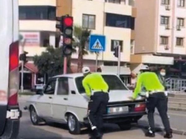 Trafik Polisi Aracı Bozulan Adama Yardım Etti