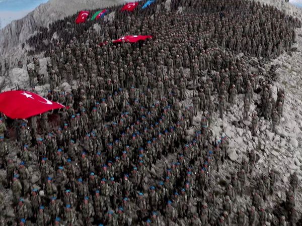 Türk Askeri Davraz Dağı'nda Komando Marşı Eşliğinde Şehitleri Andı!
