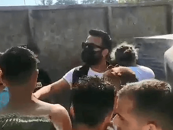 Türk Bayrağını Yırtıp Üzerine Basan Kadın Gözaltına Alındı