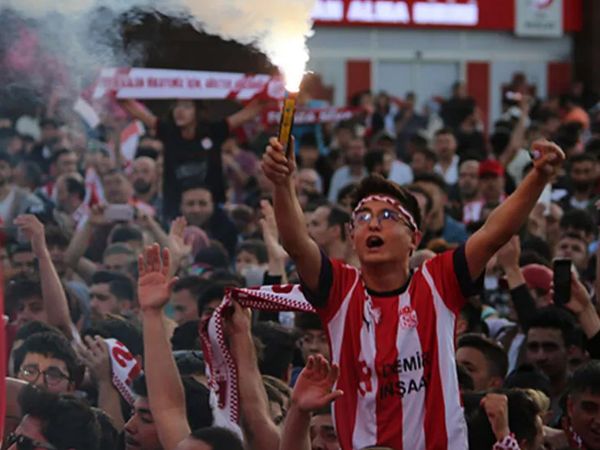 Türkiye Kupası şampiyonu Sivasspor'dan kent meydanında görkemli kutlama