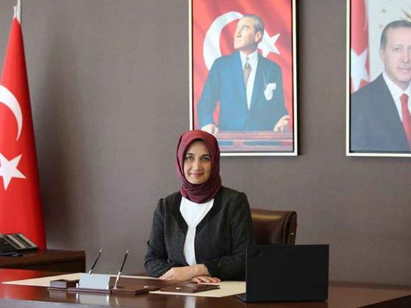 Türkiye tarihinin ilk başörtülü valisi: Doç. Dr. Kübra Güran Yiğitbaşı, Afyonkarahisar'a atandı!