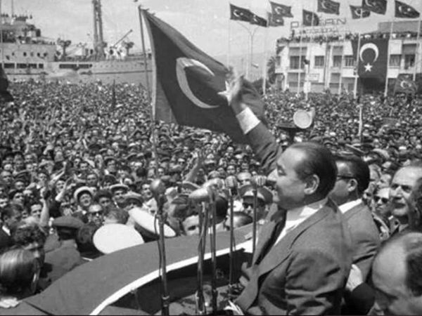 Türkiye'nin demokrasi tarihindeki en kara lekelerden bir tanesi olan 27 Mayıs darbesinin 62'ıncı yıldönümü!