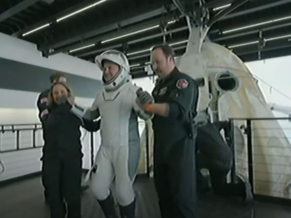 Türkiye'nin İlk Astronotu Alper Gezeravcı, Ax-3 ekibiyle birlikte Dragon Kapsülü’nden çıkarıldı