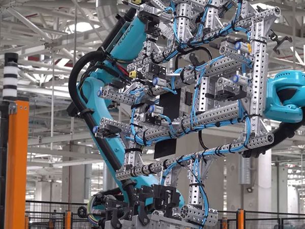Türkiye'nin teknolojisinde büyük gelişme, Togg'a yerleştirilen robotlarda denemeler başladı!