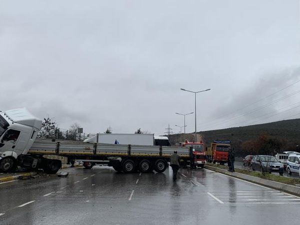 Tuzla'da Tır Kazası: Kontrolden Çıkan Araç Jandarma Komutanlığının Duvarına Çarptı!
