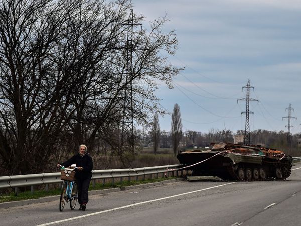 Ukrayna'da havaya uçurulmuş olan köprülerde sivillerin zorlu geçişi
