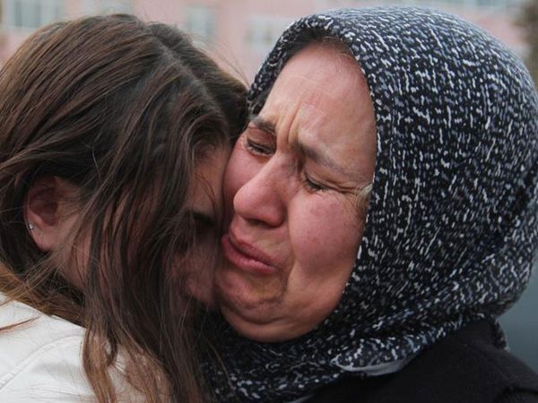 Ukrayna'da mahsur kalan Türk öğrenci Merve ailesine kavuştu, annesi sevinç gözyaşlarına boğuldu!