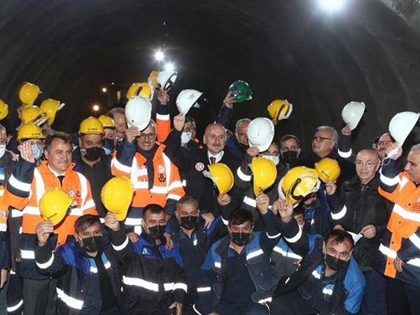 Ulaştırma ve Altyapı Bakanı Karaismailoğlu, Yeni Zigana Tüneli Işık Görme Törenine Katıldı! 'Avrupa'nın En Uzunu Olacak'