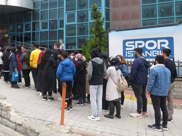 Ümraniye'de İstanbulkart için Metrelerce Kuyruk Oluştu!