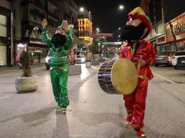 Ümraniye'de Vatandaşlar Sahura Hacivat Ve Karagöz Eşliğinde Uyandı