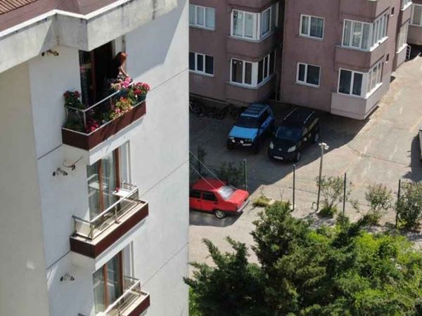 İstanbul'dan yürek ısıtan görüntüler: Bahçesine yuva yapan kargayı teleferik sistemiyle besliyor!