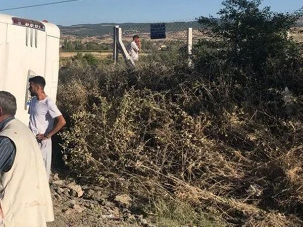 Uşak'ta Yolcu Otobüsü Devrildi