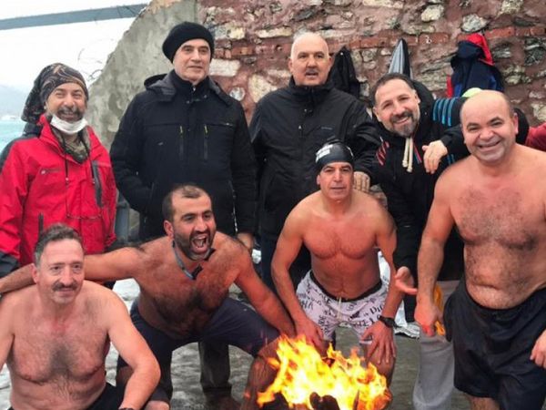 Üsküdar'da Bir Grup Vatandaş Kar Yağarken Denize Girdi: Deniz Şifadır!