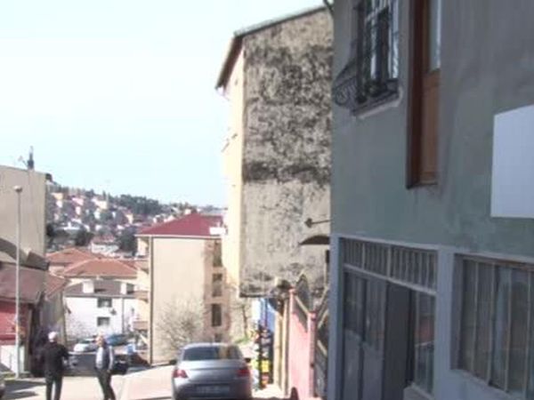 Üsküdar'da Fıkra Gibi Bina: Kapısı Var Çıkışı Yok!
