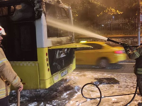 Üsküdar'da korkulu anlar İETT otobüsü bir anda alev aldı!