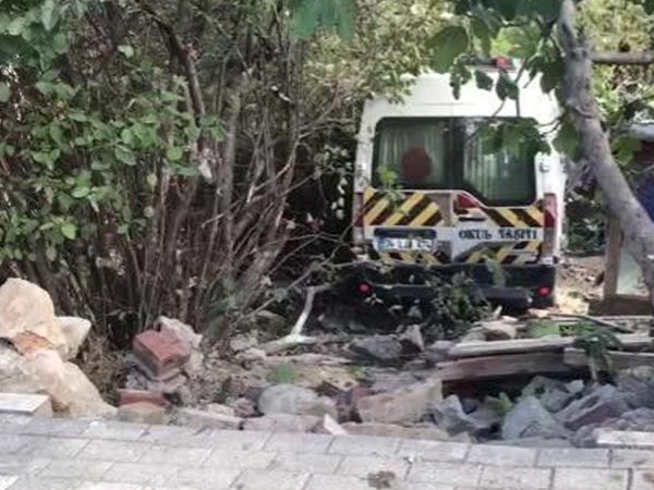 Üsküdar’da Korkutan Kaza: Okul Servisi Evin Duvarına Çarptı