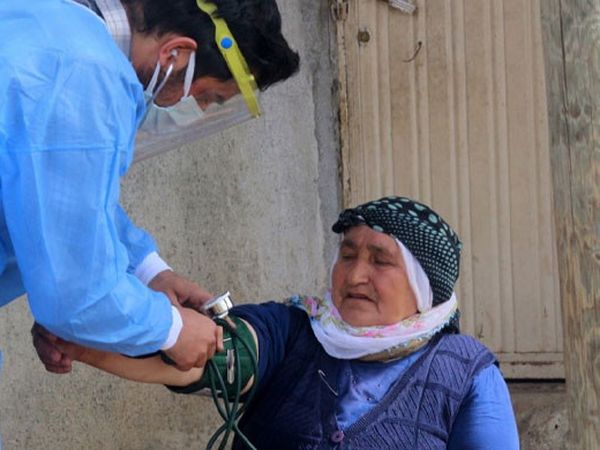 Van'da Aşı Yapmaya Giden Sağlıkçılar Karlı Yollarla Mücadele Ettiler