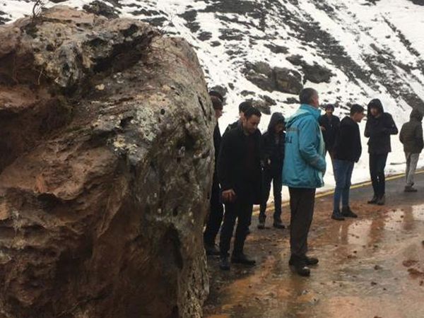 Van'da heyelan meydana geldi: Dev kaya parçalarının düştüğü yol ulaşıma kapandı