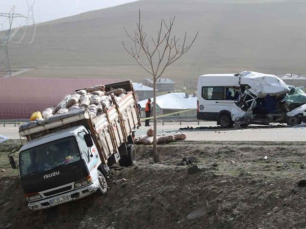 Van'da korkunç kaza! Kamyonet ve minibüs çarpıştı: 13 yaralı var!