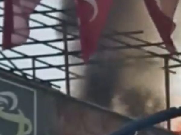 Van'da korkutan yangın: Çatı katı alev alev yandı