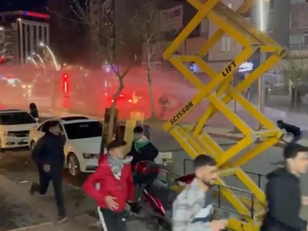 Van'dan sonra Batman'da da ortalık alevlendi: Terör örgütü yandaşları polise saldırdı