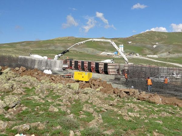 Van’ın İran Sınırına 64 Kilometrelik Duvar Örülüyor