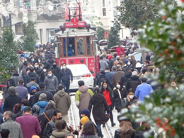 Vatandaşlar İstiklal Caddesine Akın Etti