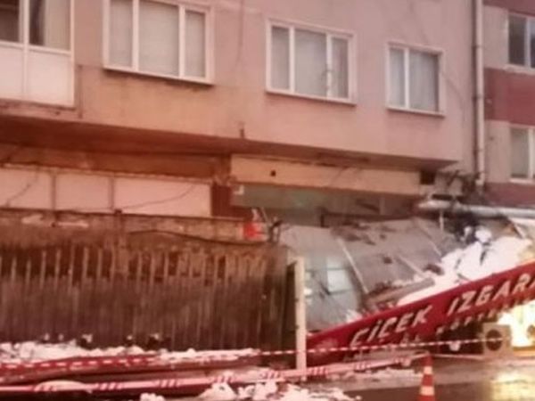 Yağan Kara Dayanamayan İş Yeri Tabelaları Çöktü!