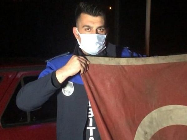 Yalova'da Yol Ortasına Düşen Türk Bayrağını Yerde Bırakmadı